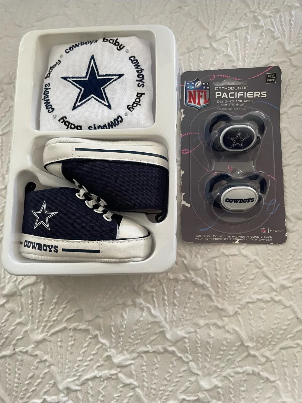 DALLAS COWBOYS Baby Fanatic Star Bib with Matching Pre-Walkers & 2 Pacifiers